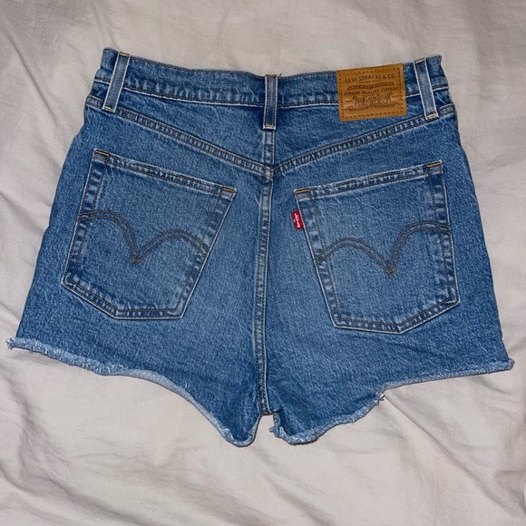 Levi’s ribcage Jean shorts! - Picture 6 of 7